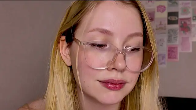 Snapshot of HoneyAudrey chatting on 12/05/25, 02:42 HoneyAudrey online show from 12/05/25, 02:42