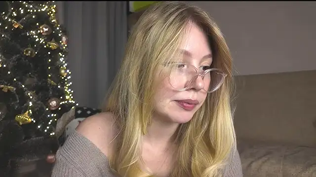 Snapshot of HoneyAudrey chatting on 12/18/25, 01:33 HoneyAudrey online show from 12/18/25, 01:33