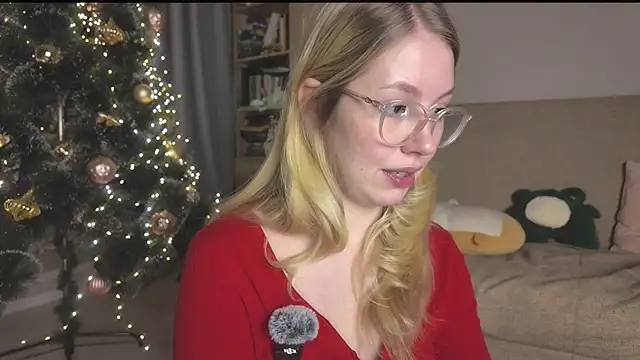 Snapshot of HoneyAudrey chatting on 12/22/25, 01:46 HoneyAudrey online show from 12/22/25, 01:46