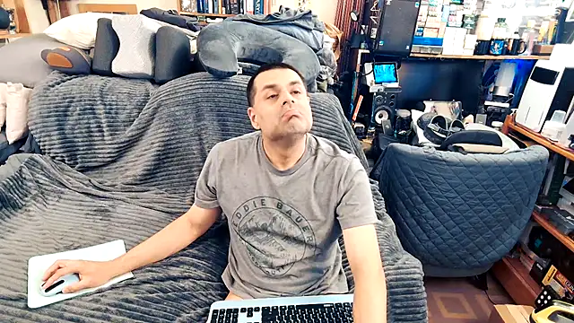 Snapshot of ClampMaster chatting on 09/24/25, 12:36 ClampMaster online show from 09/24/25, 12:36