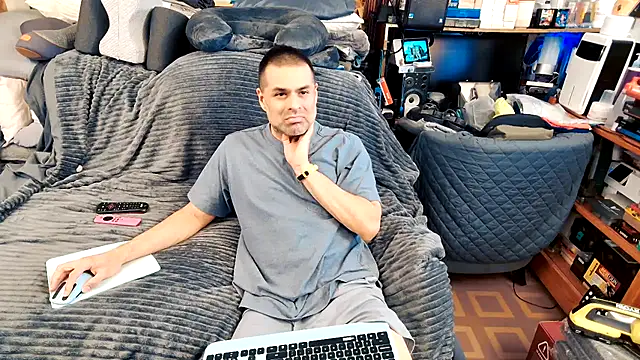 Snapshot of ClampMaster chatting on 10/10/25, 03:27 ClampMaster online show from 10/10/25, 03:27