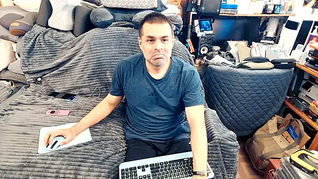 Snapshot of ClampMaster chatting on 10/18/25, 01:52 ClampMaster online show from 10/18/25, 01:52