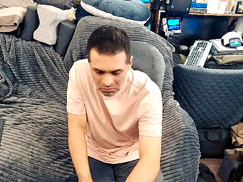 Snapshot of ClampMaster chatting on 12/23/25, 01:03 ClampMaster online show from 12/23/25, 01:03