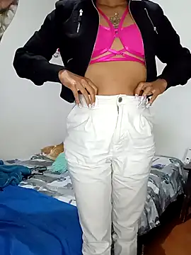 Snapshot of Leslly_ chatting on 01/05/25, 06:13 Leslly online show from 01/05/25, 06:13