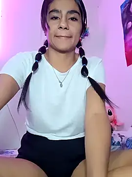 Snapshot of Leslly_ chatting on 02/22/25, 11:35 Leslly online show from 02/22/25, 11:35