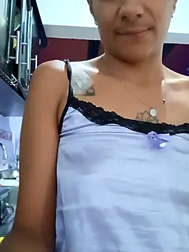 Snapshot of Leslly_ chatting on 11/28/25, 11:24 Leslly online show from 11/28/25, 11:24