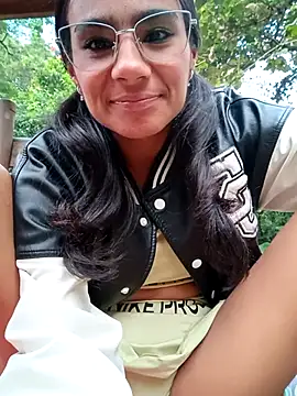 Snapshot of Leslly_ chatting on 12/17/25, 11:49 Leslly online show from 12/17/25, 11:49