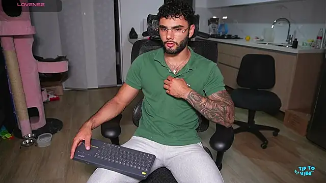 Snapshot of Derek_w chatting on 12/19/24, 11:35 Derek w online show from 12/19/24, 11:35