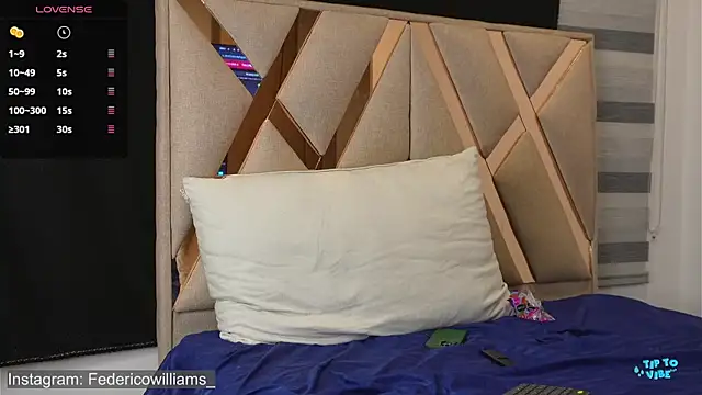 Snapshot of Derek_w chatting on 10/31/25, 04:57 Derek w online show from 10/31/25, 04:57