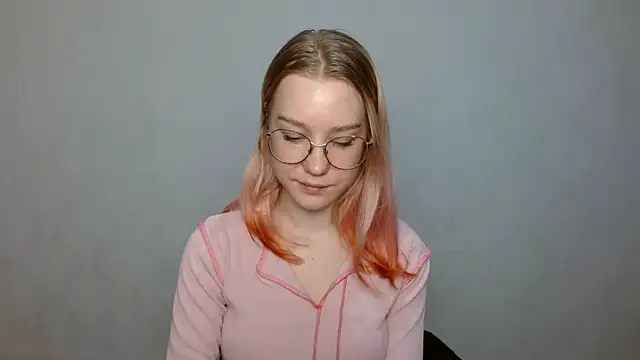 Snapshot of cindi_hot chatting on 12/22/24, 01:00 cindi hot online show from 12/22/24, 01:00