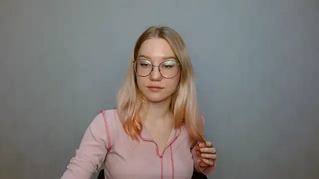 Snapshot of cindi_hot chatting on 01/19/25, 12:39 cindi hot online show from 01/19/25, 12:39