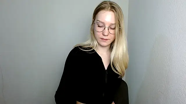 Snapshot of cindi_hot chatting on 03/13/25, 12:13 cindi hot online show from 03/13/25, 12:13