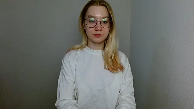 Snapshot of cindi_hot chatting on 03/17/25, 08:29 cindi hot online show from 03/17/25, 08:29