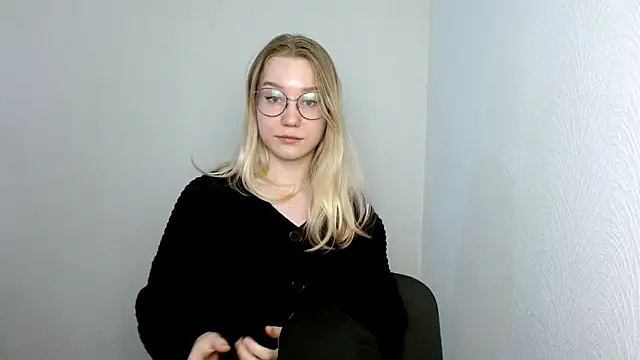 Snapshot of cindi_hot chatting on 03/18/25, 11:41 cindi hot online show from 03/18/25, 11:41