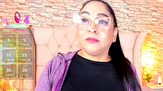 Snapshot of Gina_Myers chatting on 09/17/25, 01:57 Gina Myers online show from 09/17/25, 01:57