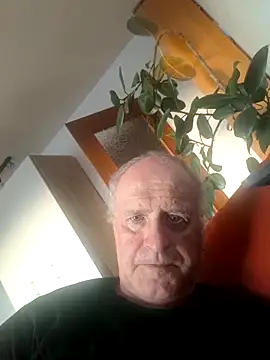 Snapshot of Milkasahne64 chatting on 09/29/25, 04:34 Milkasahne64 online show from 09/29/25, 04:34