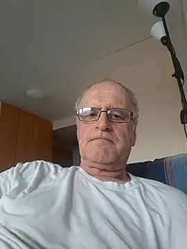 Snapshot of Milkasahne64 chatting on 10/10/25, 08:57 Milkasahne64 online show from 10/10/25, 08:57