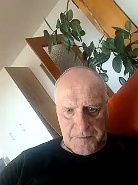 Snapshot of Milkasahne64 chatting on 10/28/25, 09:57 Milkasahne64 online show from 10/28/25, 09:57