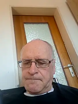 Snapshot of Milkasahne64 chatting on 02/12/26, 10:21 Milkasahne64 online show from 02/12/26, 10:21