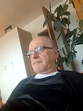 Snapshot of Milkasahne64 chatting on 02/13/26, 09:05 Milkasahne64 online show from 02/13/26, 09:05