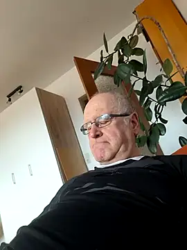 Snapshot of Milkasahne64 chatting on 02/15/26, 01:52 Milkasahne64 online show from 02/15/26, 01:52