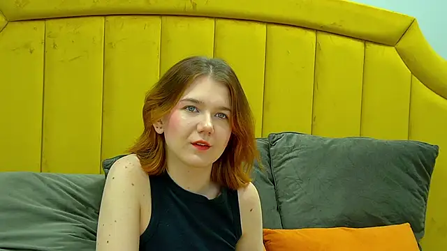 Snapshot of LessySmith chatting on 10/13/25, 04:40 LessySmith online show from 10/13/25, 04:40