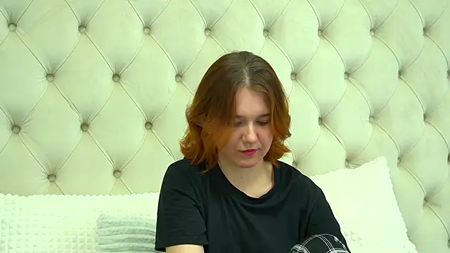 Snapshot of LessySmith chatting on 10/17/25, 04:31 LessySmith online show from 10/17/25, 04:31