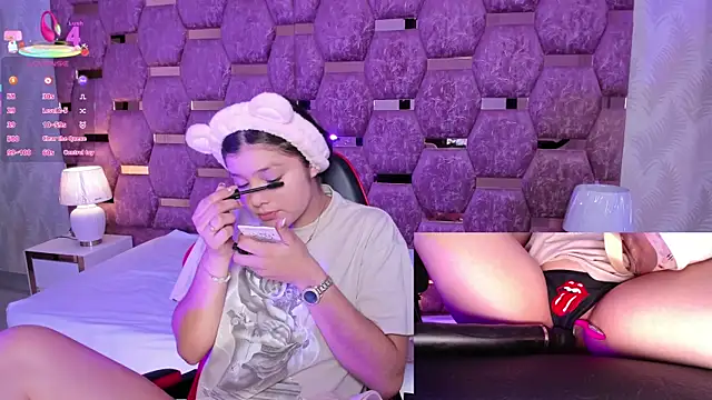 Snapshot of Trianna__ chatting on 11/22/25, 02:27 Trianna online show from 11/22/25, 02:27