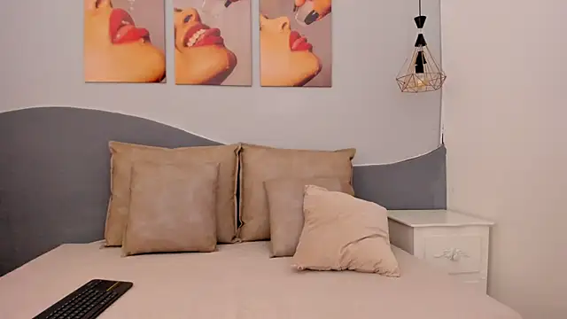 Snapshot of MarianaSanz chatting on 11/08/25, 01:11 MarianaSanz online show from 11/08/25, 01:11