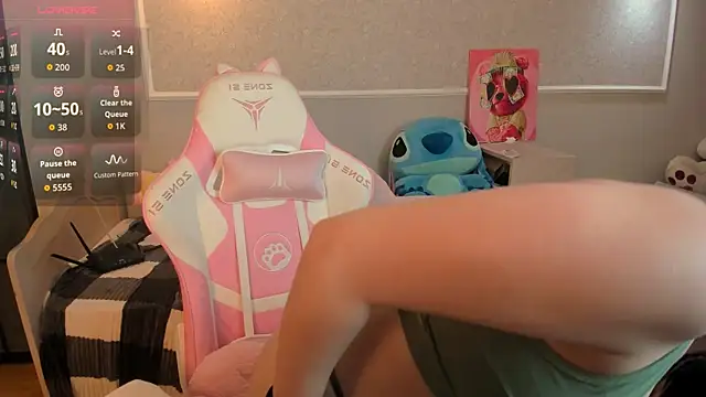 Snapshot of Chloe_your_Moyaz chatting on 09/27/25, 04:39 Chloe your Moyaz online show from 09/27/25, 04:39