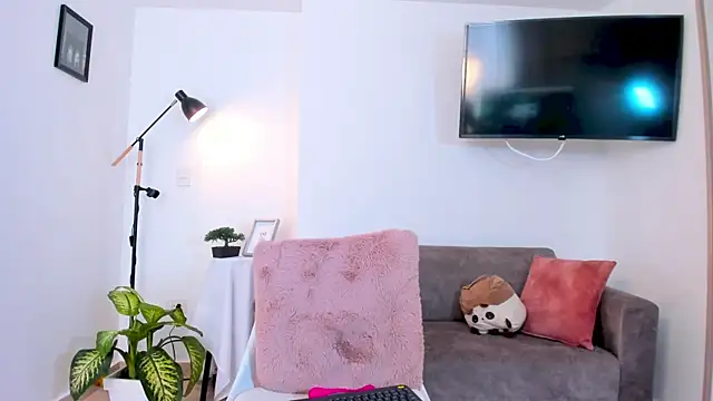 Snapshot of Hannaos chatting on 01/08/25, 02:14 Hannaos online show from 01/08/25, 02:14