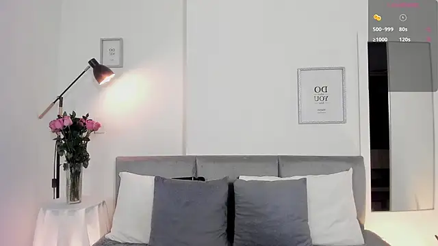 Snapshot of Hannaos chatting on 11/21/25, 10:47 Hannaos online show from 11/21/25, 10:47