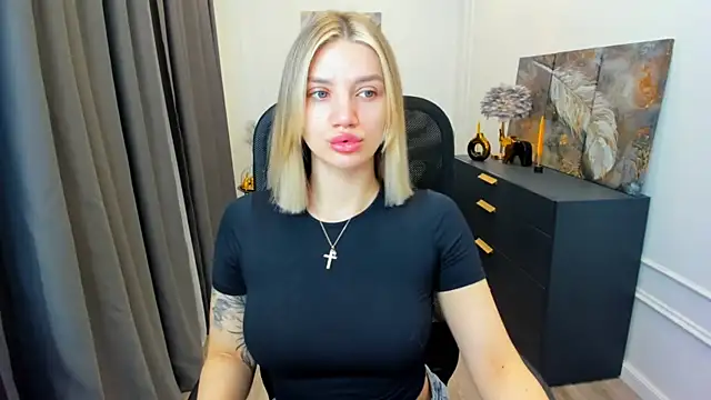 Snapshot of SelenaeMoore chatting on 04/19/26, 03:39 SelenaeMoore online show from 04/19/26, 03:39