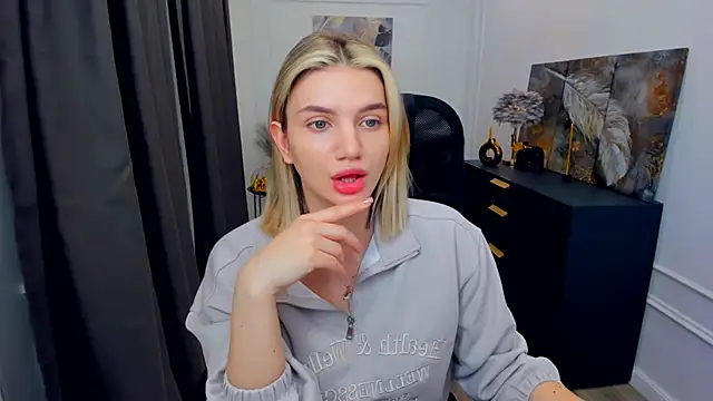 Snapshot of SelenaeMoore chatting on 04/21/26, 03:46 SelenaeMoore online show from 04/21/26, 03:46