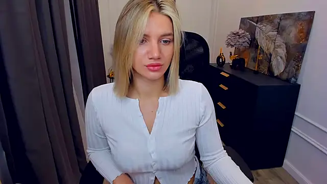 Snapshot of SelenaeMoore chatting on 04/22/26, 03:53 SelenaeMoore online show from 04/22/26, 03:53