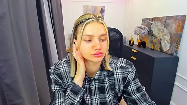 Snapshot of SelenaeMoore chatting on 04/25/26, 03:42 SelenaeMoore online show from 04/25/26, 03:42