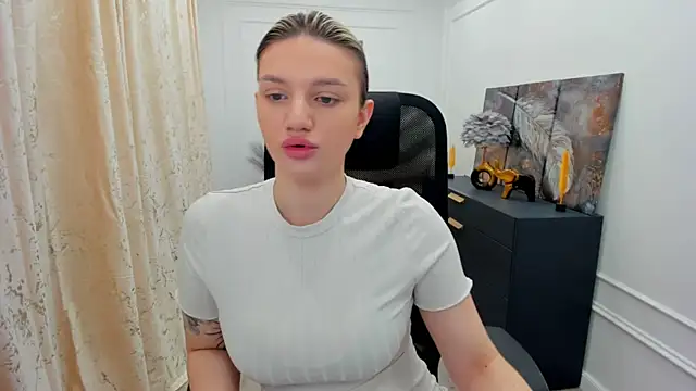 Snapshot of SelenaeMoore chatting on 05/30/26, 03:47 SelenaeMoore online show from 05/30/26, 03:47