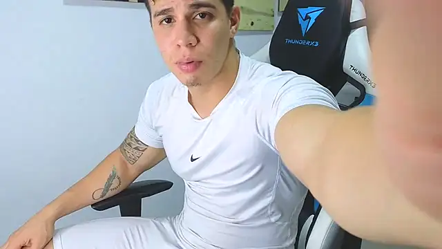 Snapshot of Ethanstill1 chatting on 02/05/25, 02:19 Ethanstill1 online show from 02/05/25, 02:19