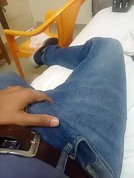 Snapshot of littlehornysons chatting on 02/18/25, 03:53 littlehornysons online show from 02/18/25, 03:53