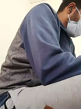 Snapshot of littlehornysons chatting on 02/23/25, 07:22 littlehornysons online show from 02/23/25, 07:22