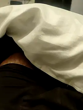 Snapshot of littlehornysons chatting on 01/15/26, 01:16 littlehornysons online show from 01/15/26, 01:16