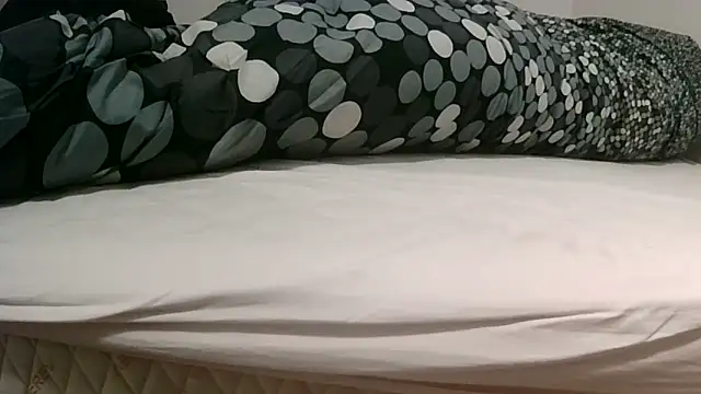 Snapshot of robertone80 chatting on 02/28/25, 06:54 robertone80 online show from 02/28/25, 06:54