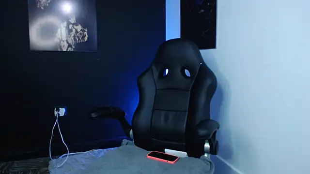 Snapshot of lola_red95 chatting on 12/20/25, 12:01 lola red95 online show from 12/20/25, 12:01