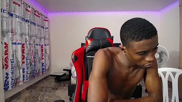 Snapshot of Couplex_sexx chatting on 10/28/25, 06:06 Couplex sexx online show from 10/28/25, 06:06