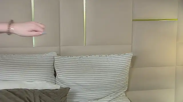 AliceMoreno online show from 10/17/25, 05:04