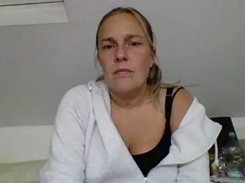 Snapshot of scrummymummy2 chatting on 09/21/25, 08:32 scrummymummy2 online show from 09/21/25, 08:32