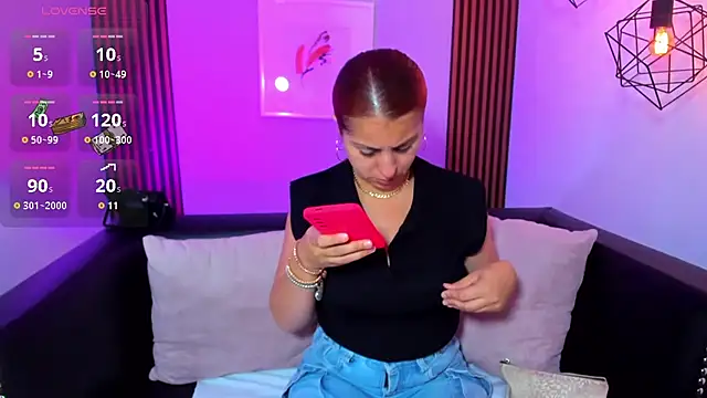 Nahiajhonson  online show from 03/12/26, 12:44