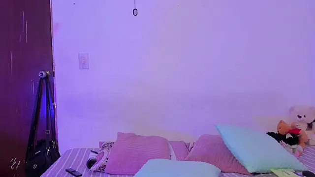 crystalvazquez online show from 10/23/25, 03:22