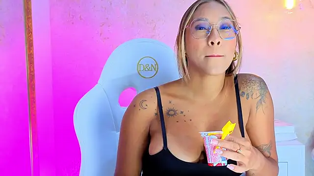 Snapshot of AlessiaLondon chatting on 11/14/25, 02:54 AlessiaLondon online show from 11/14/25, 02:54