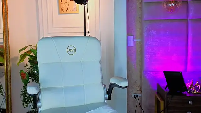 Snapshot of AlessiaLondon chatting on 07/20/26, 10:07 AlessiaLondon online show from 07/20/26, 10:07